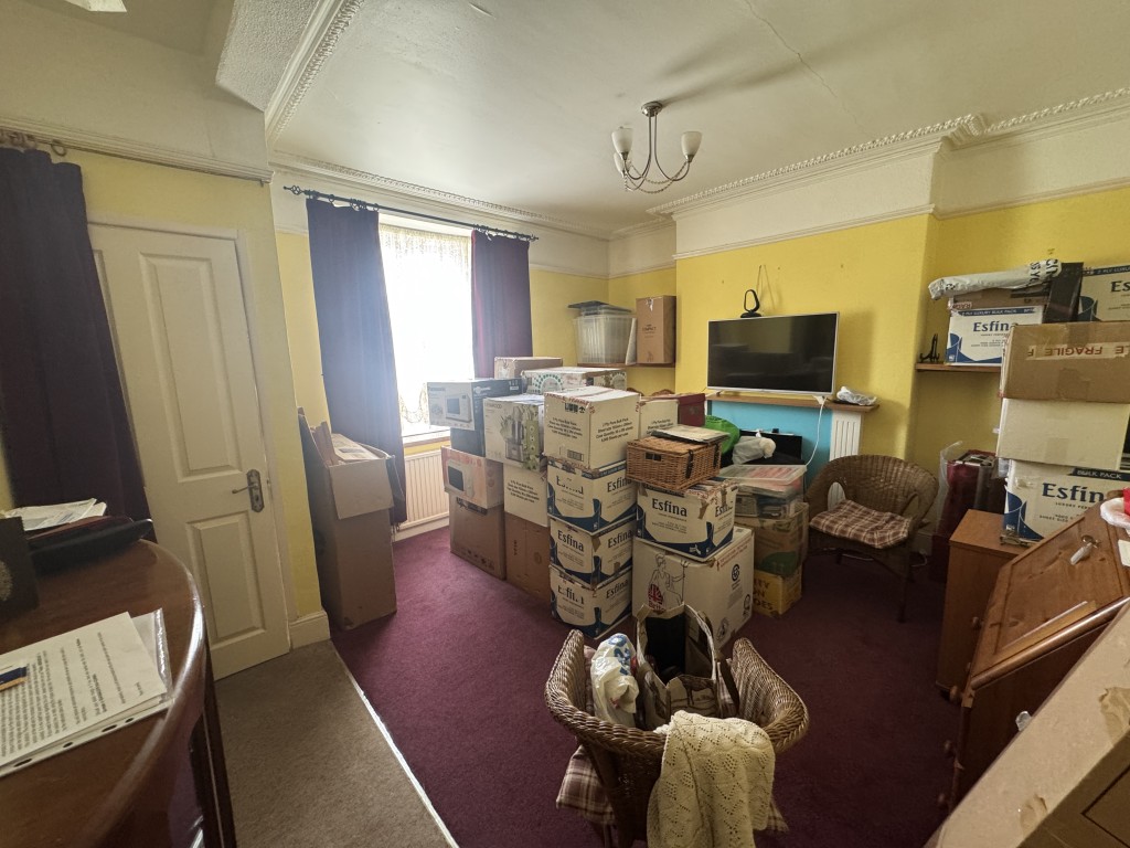 Lot: 93 - GROUND FLOOR FLAT FOR IMPROVEMENT - Living room